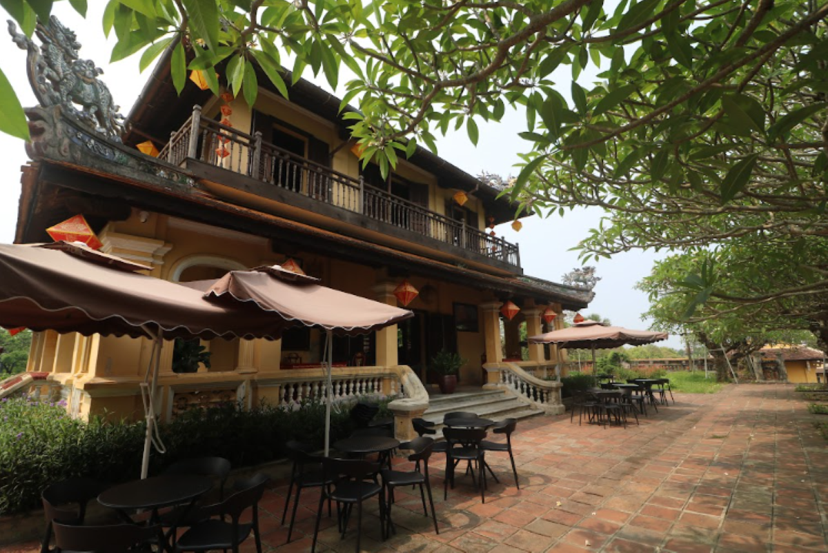 Không gian Tứ phương vô sự lầu