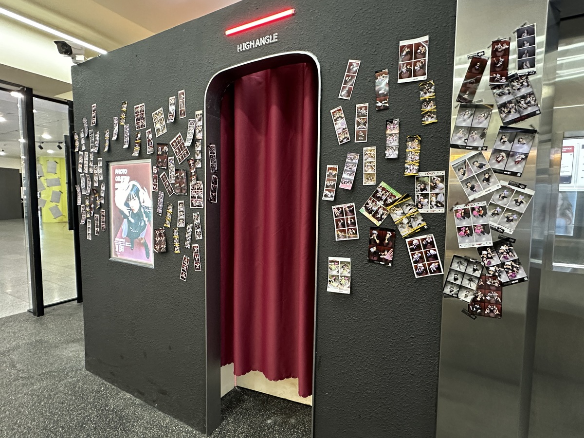 赤いバックグラウンドのハイアングルの写真を撮影できるブースが人気。