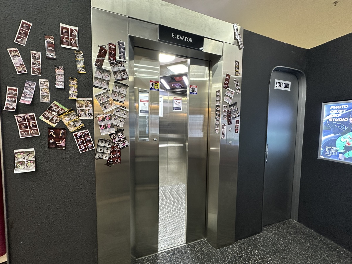 プリクラ機自体がエレベーターの形となっているブースもあります。