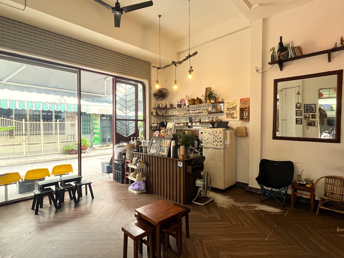 店内には主に木製の古い家具や絵やランプなどが設置されており、 ガラスの扉で囲まれた開放的な空間で、たっぷりと自然光が差し込みます。