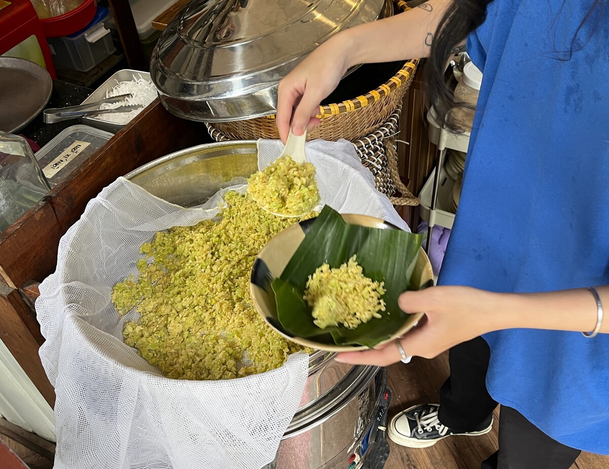 おこわは注文が入ってから、バナナの葉を敷いた、レトロなベトナム食器の器に盛り付けられて提供されます。
