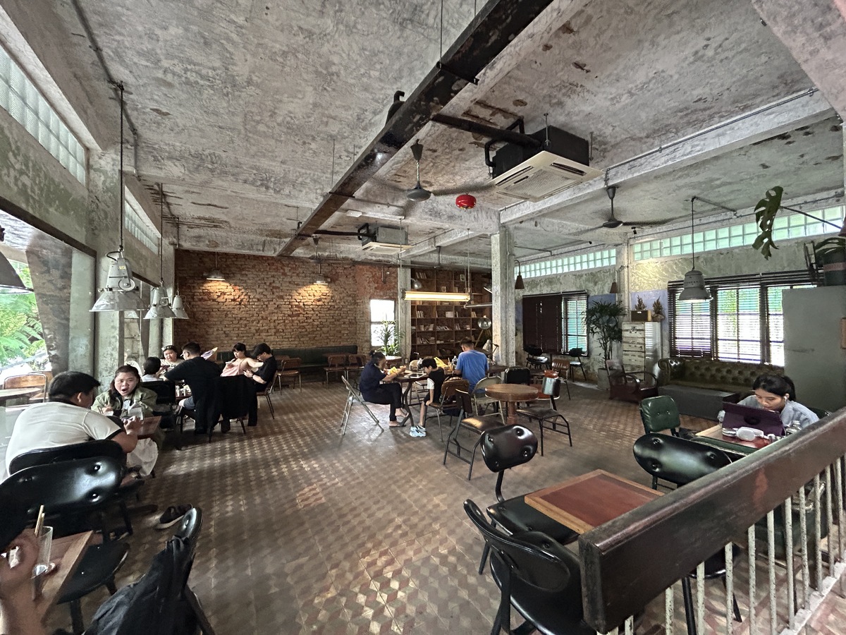 2階ワンフロアのみの開けたカフェで、屋内は冷房が効いており屋外は扇風機のみなので夏場は暑いです。