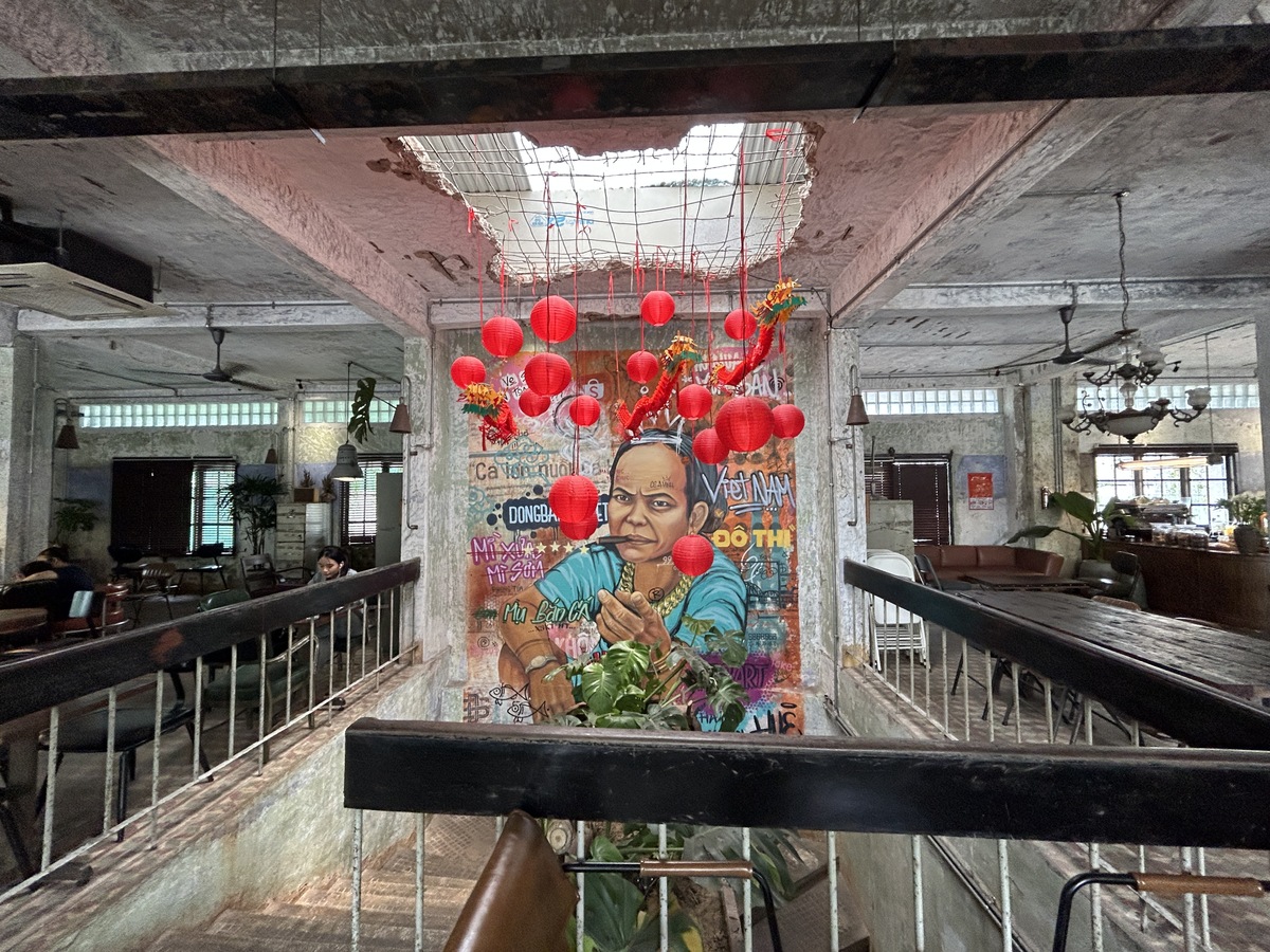 ベトナム人のおばちゃんがモチーフの壁画がお出迎えしてくれます。