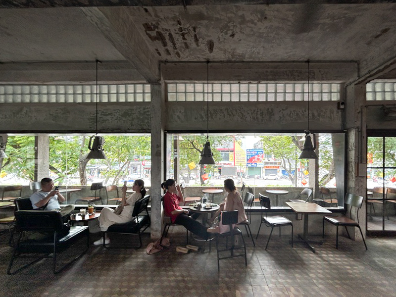 室内の窓側席は全面ガラス張りで、エアコンがきいた室内でも屋外にいるような解放感があります。