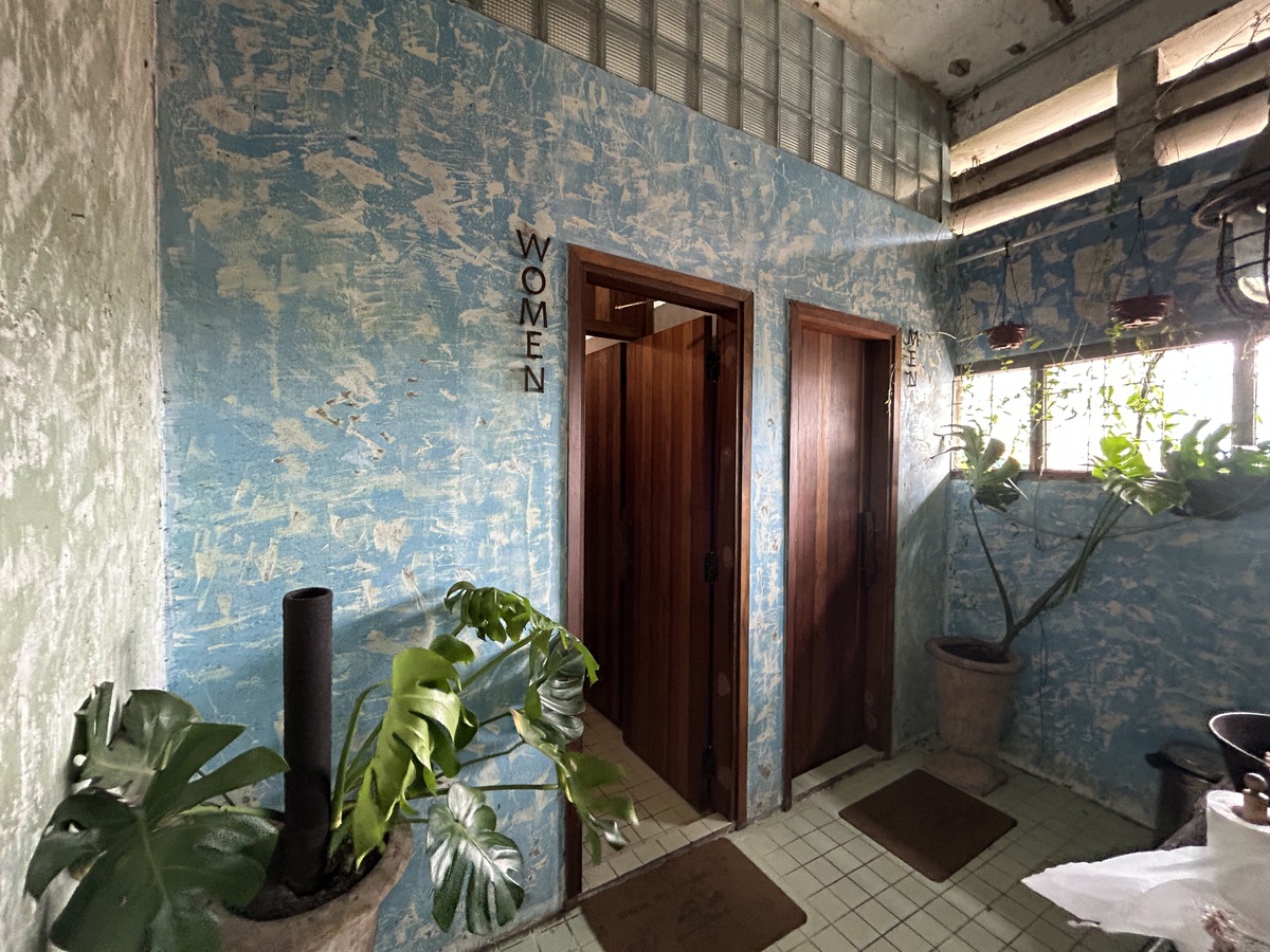 お手洗いも清潔で、旅行者の方も安心してお使いいただけます。