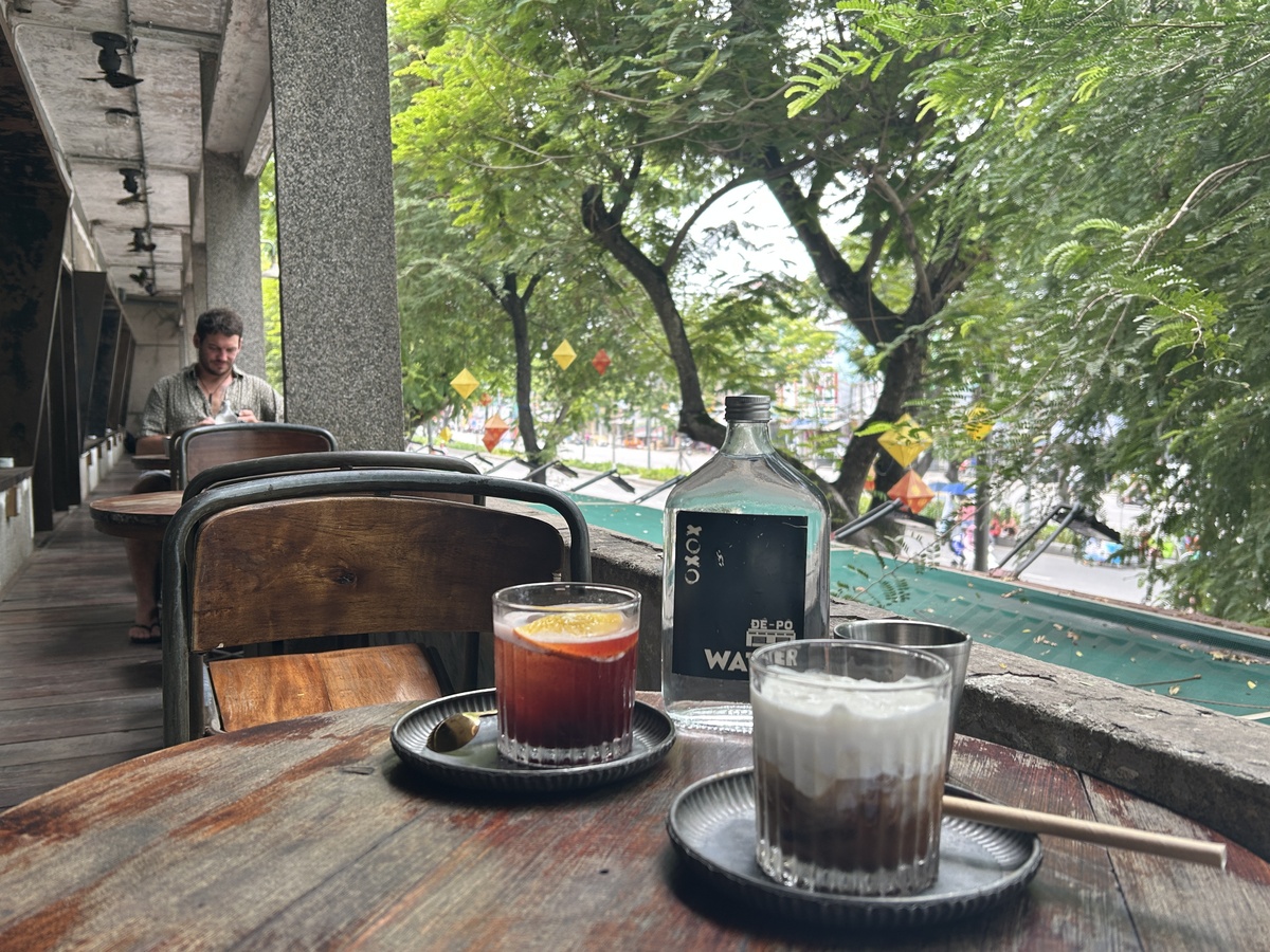 あまり暑くなければ外の席がオススメ。