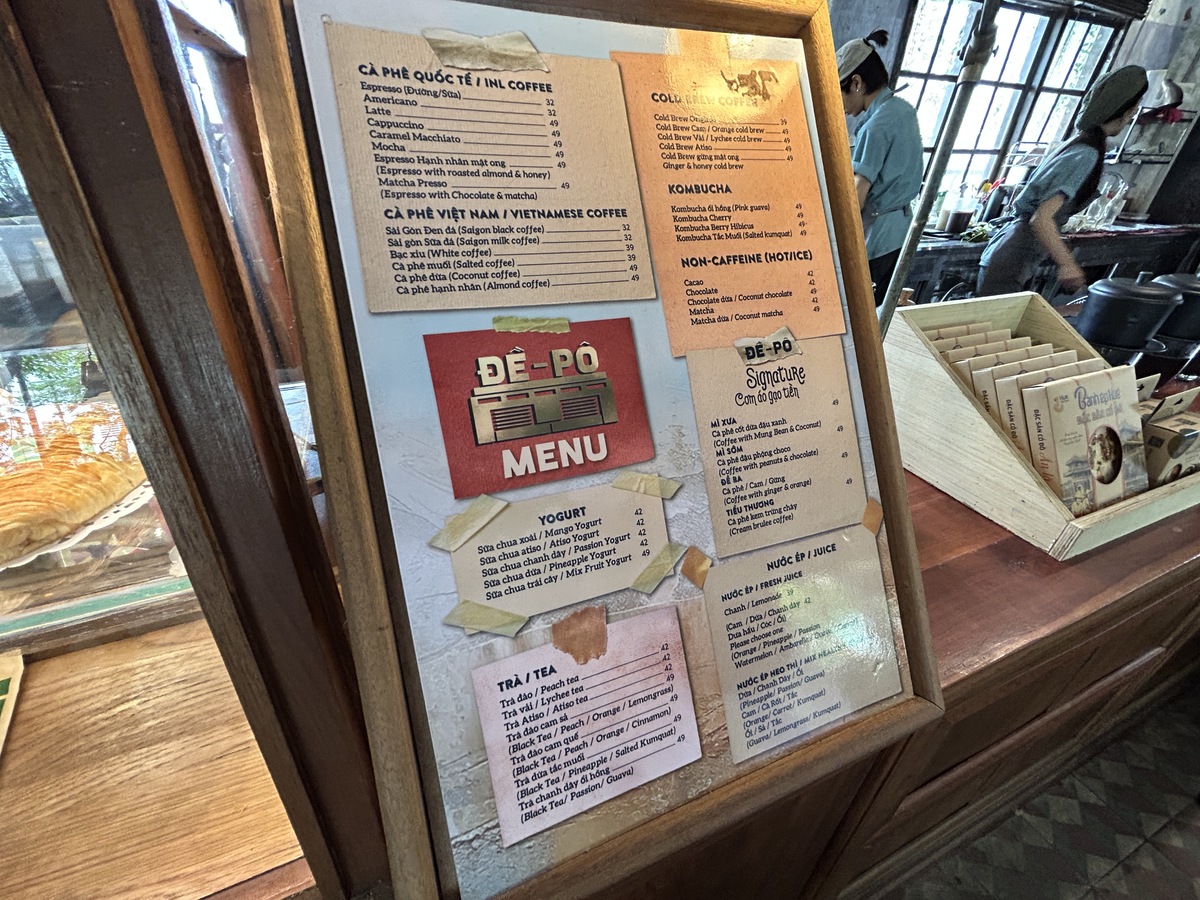 2024年6月現在のメニューでは、コーヒー(ベトナム・コールドブリュー、ノンカフェイン)、ヨーグルトドリンク、 お茶、コンブチャ、スムージーなどがあります。