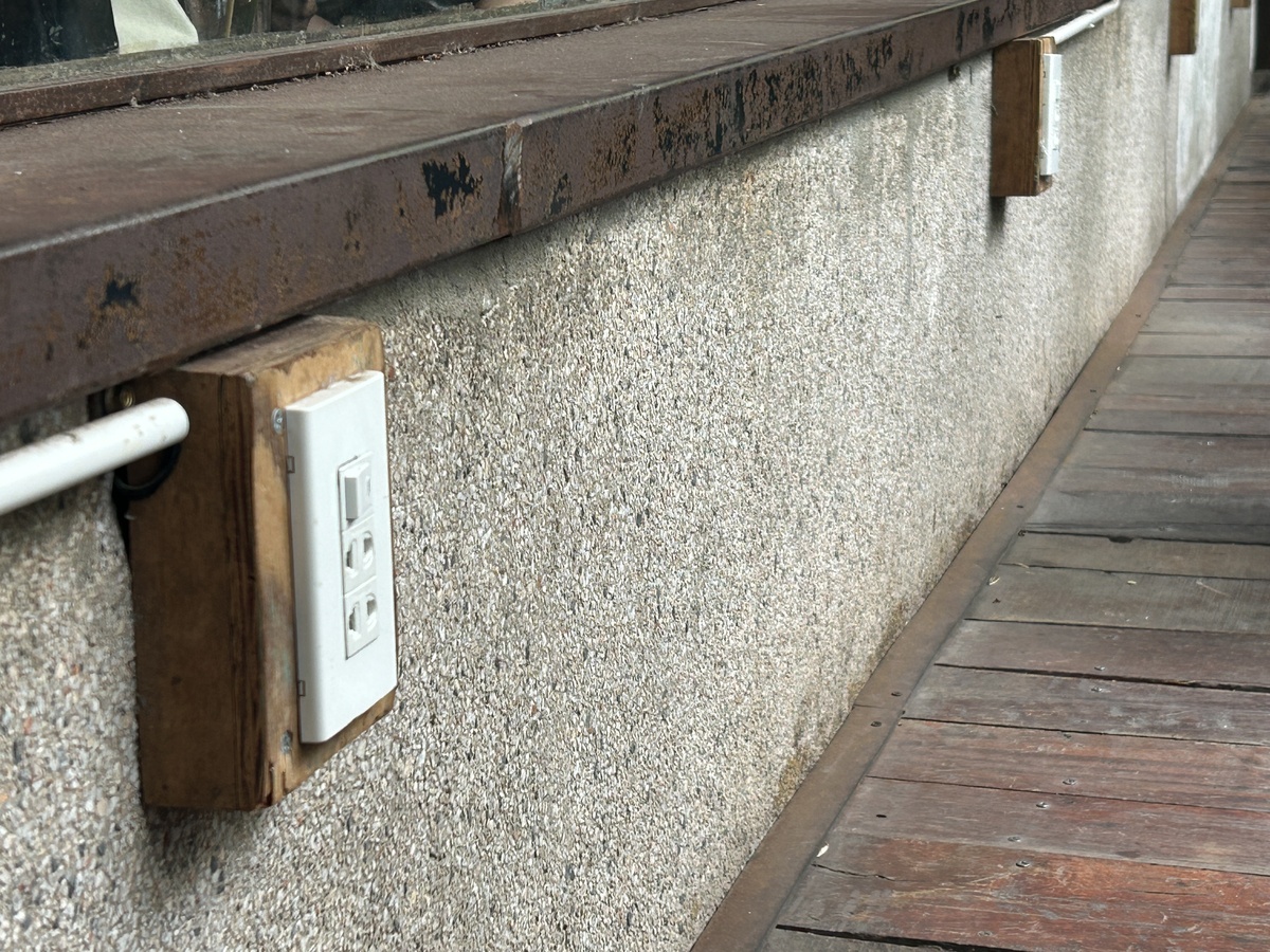 コンセントがどの席にもあるので軽くデスクワークをしたい方にも良いですし、スマホの充電も可能です!