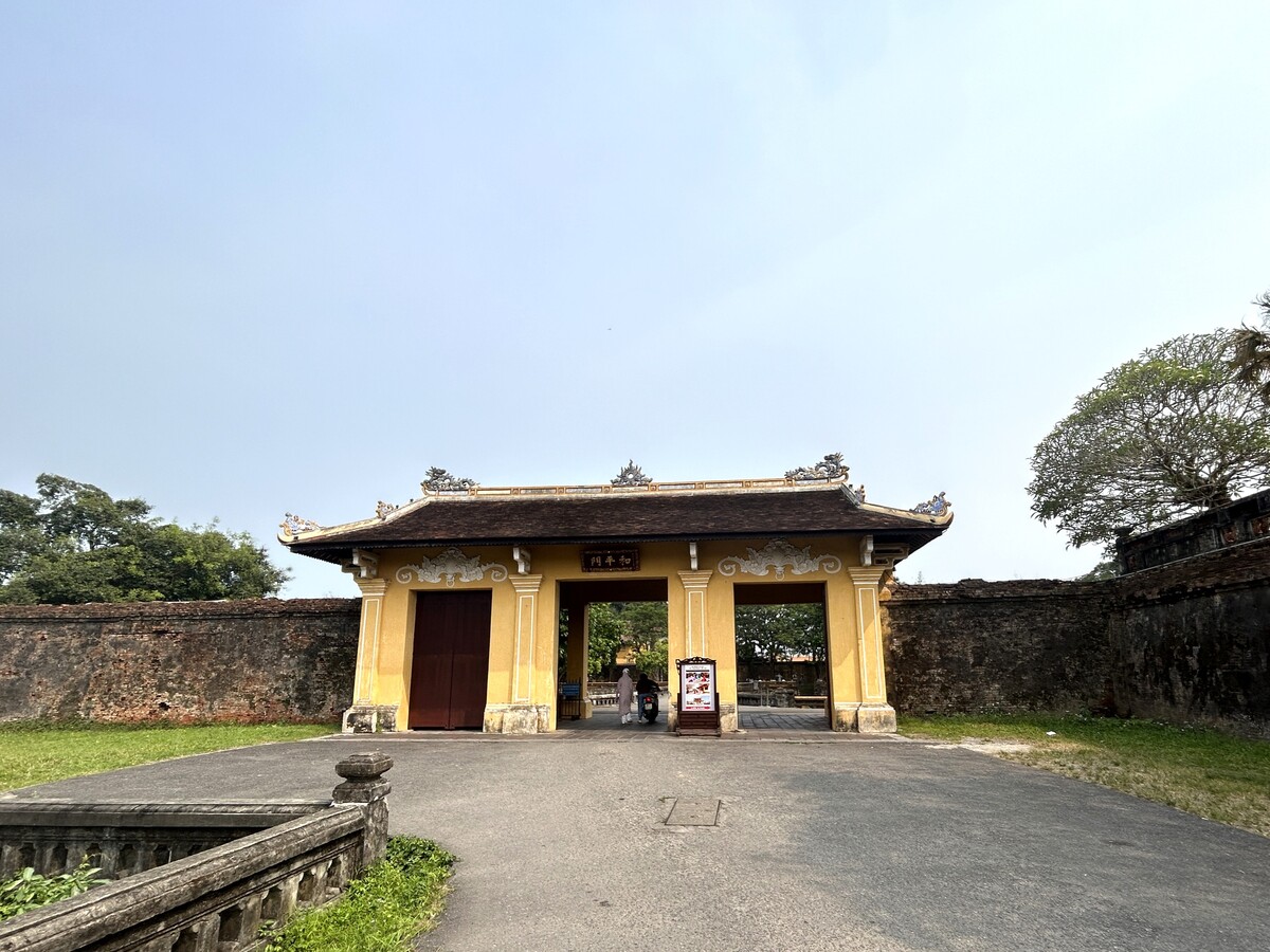 フエの王宮正門の反対側、北側出口の直ぐ左手に「Cong Hoa Binh(平和門)」があります。