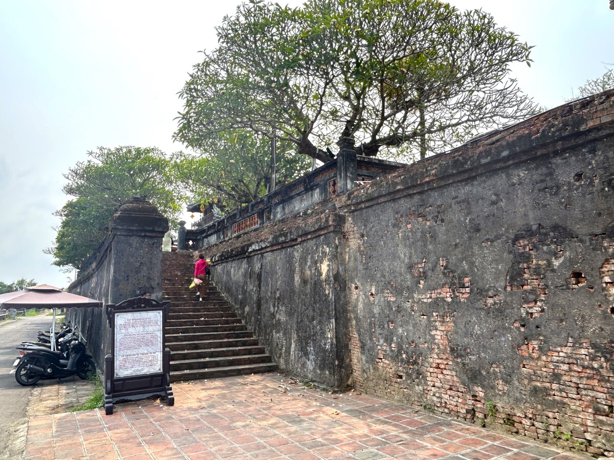 駐輪場にバイクを停めた後、階段を上がるとお店があります。
