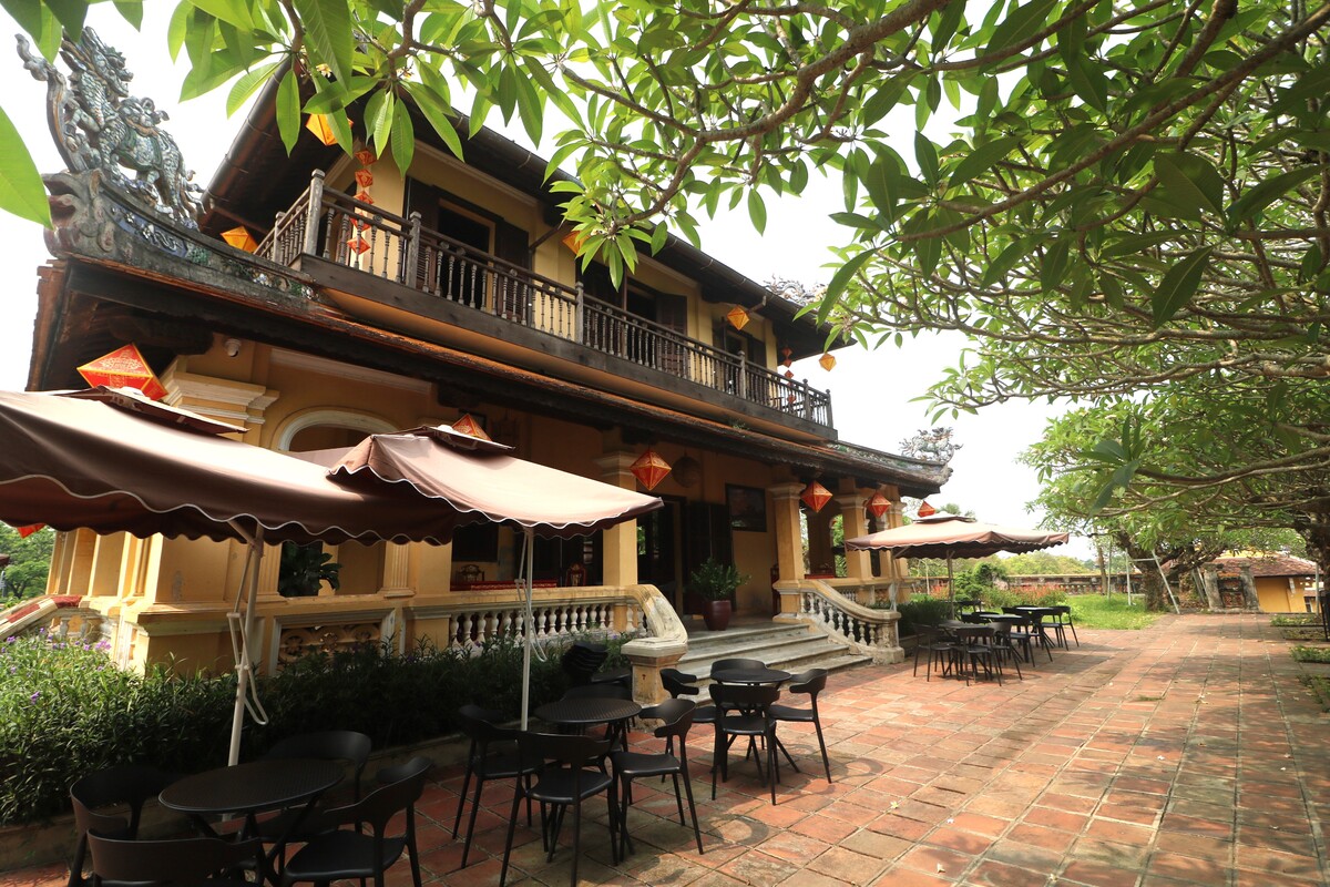 カフェの建物は元々カイディン帝の時代に建設されたもので、王女と王子の勉学の場所として使用されていたそうです。