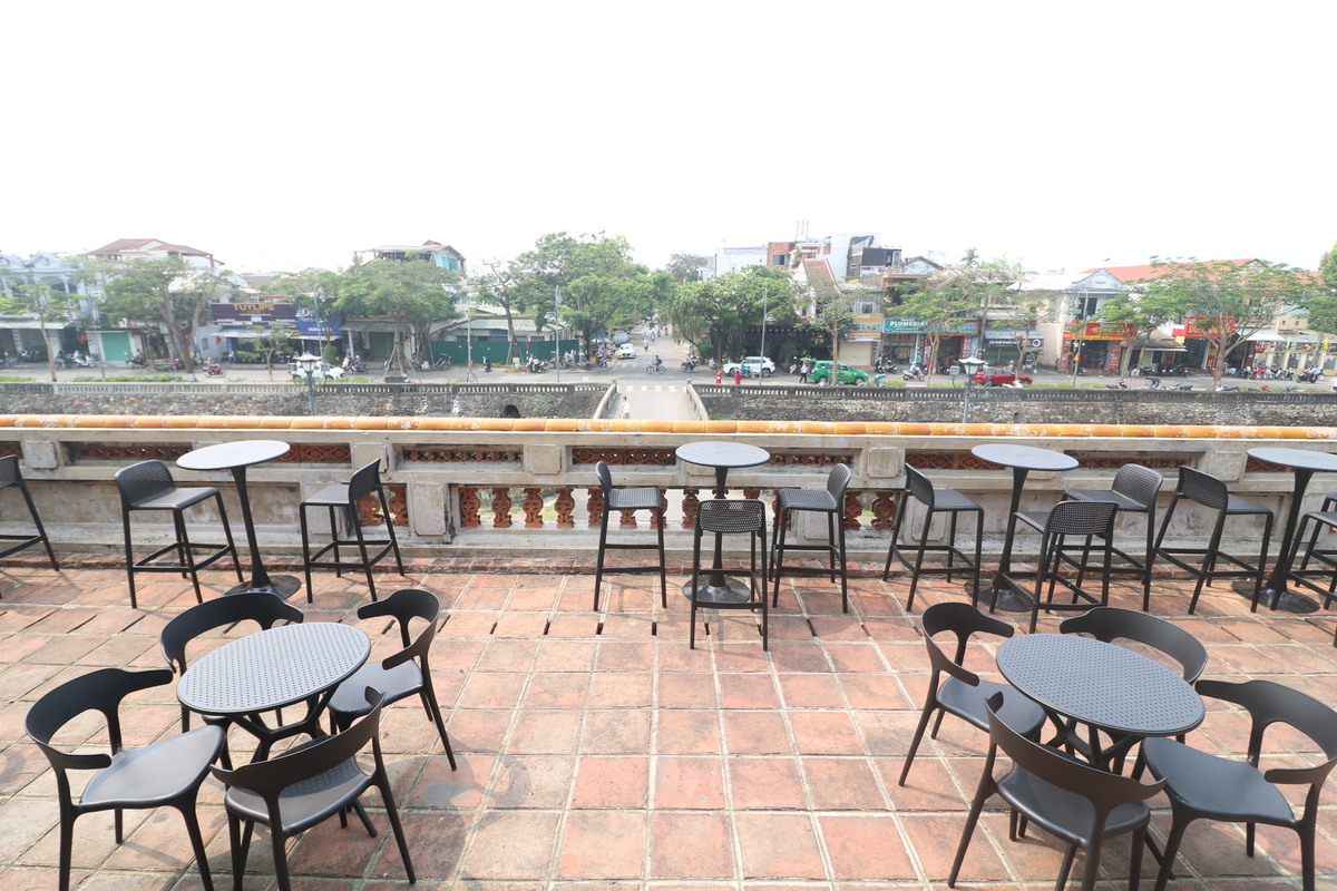 屋外席もたくさんあり、ドリンクを飲みながらさらに遠くの景色を楽しむことができます。