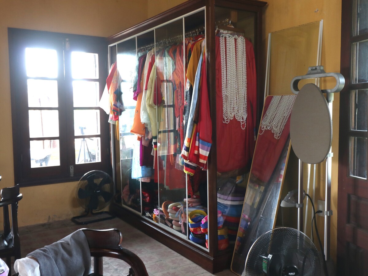 ベトナムの古代衣装(アオザイのようなもの)も100,000VND程度〜でレンタル可能です。