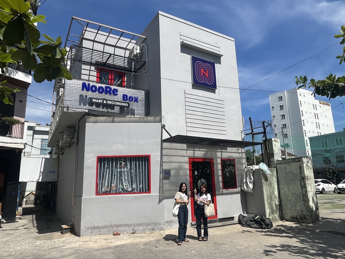 お店は道の突き当りにある２階の建物です。