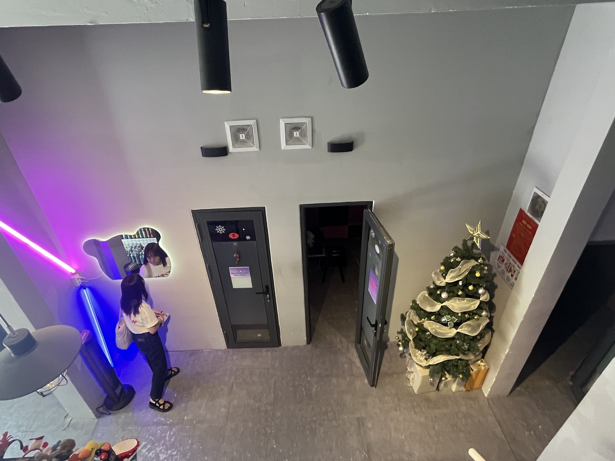 １階はカラオケ室があるほか、飲み物やスナックが陳列されている棚等があります。