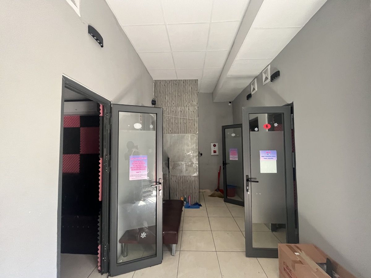 ２階にあるカラオケ室。