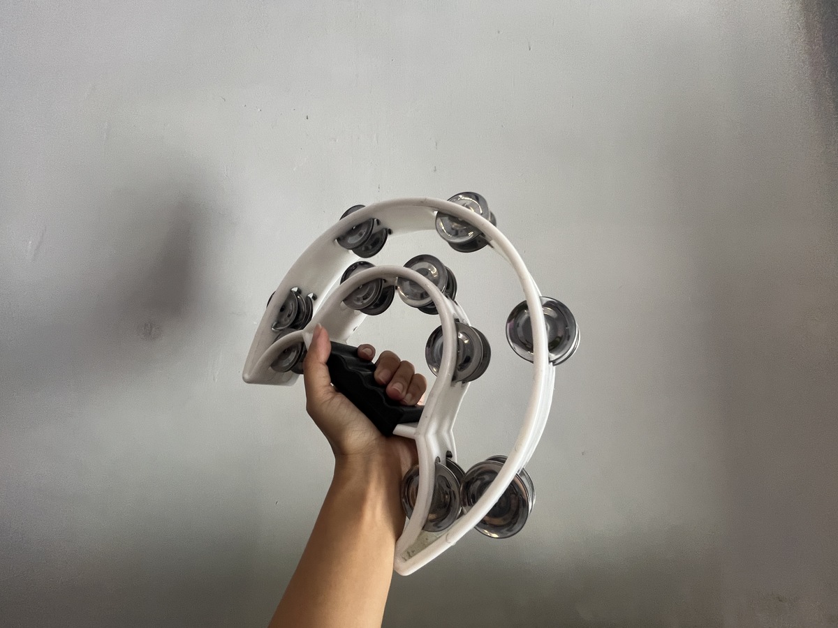 カラオケの盛り上げには無料に貸し出しできるタンバリンを利用してもよし！