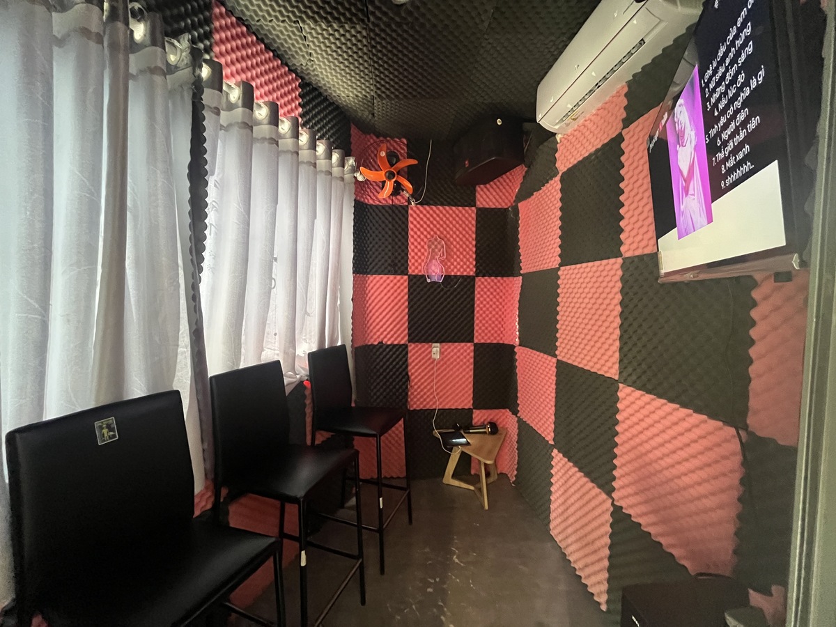 ソファ席ではなくハイチェアのお部屋は昭和のバー的な雰囲気を感じます。