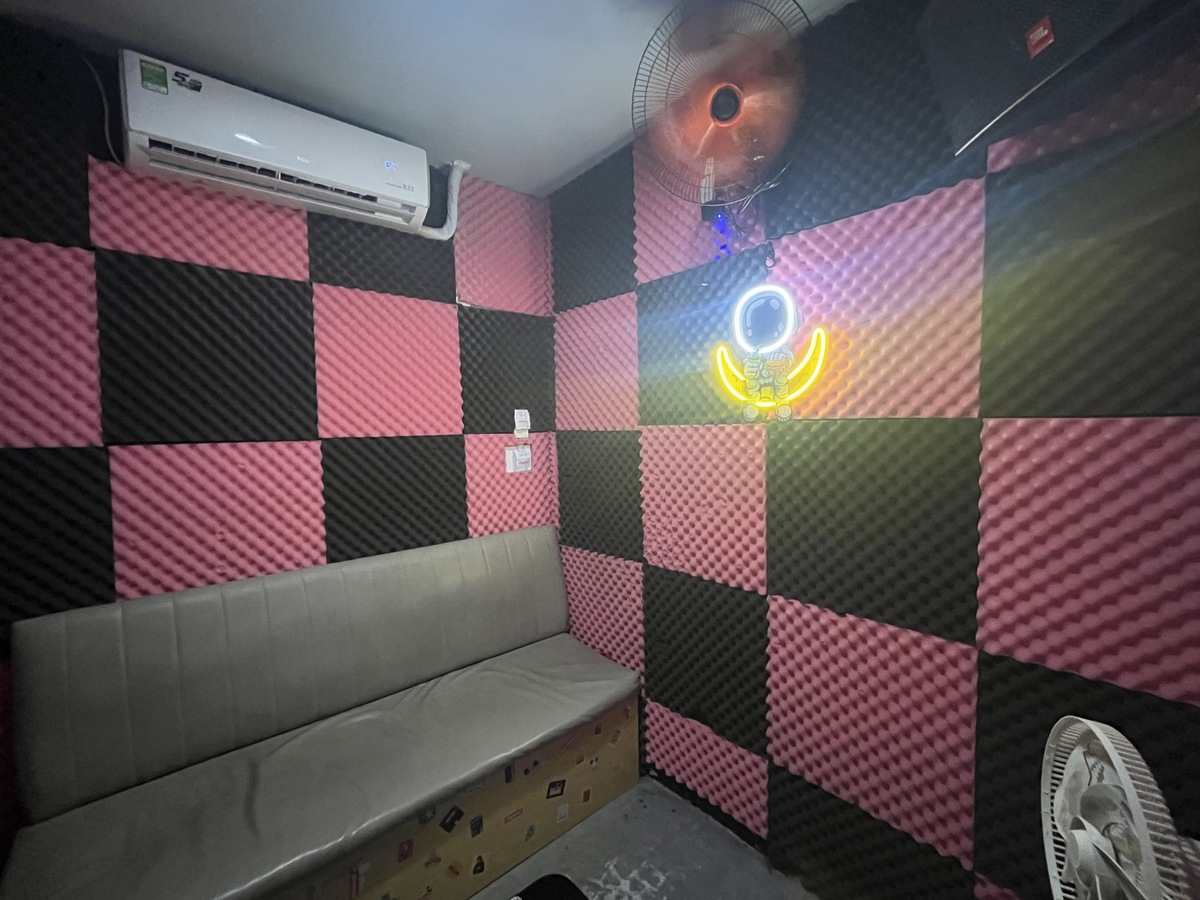 壁には簡易的な防音シートが張られています。