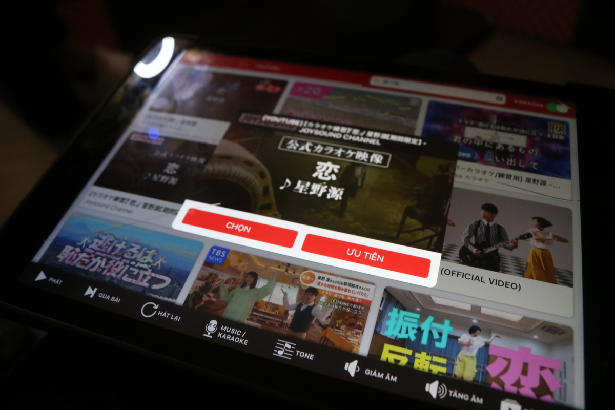 歌っている時に音楽を停止させたい時は「Qua bài」ボタンを押すことで停止されます。