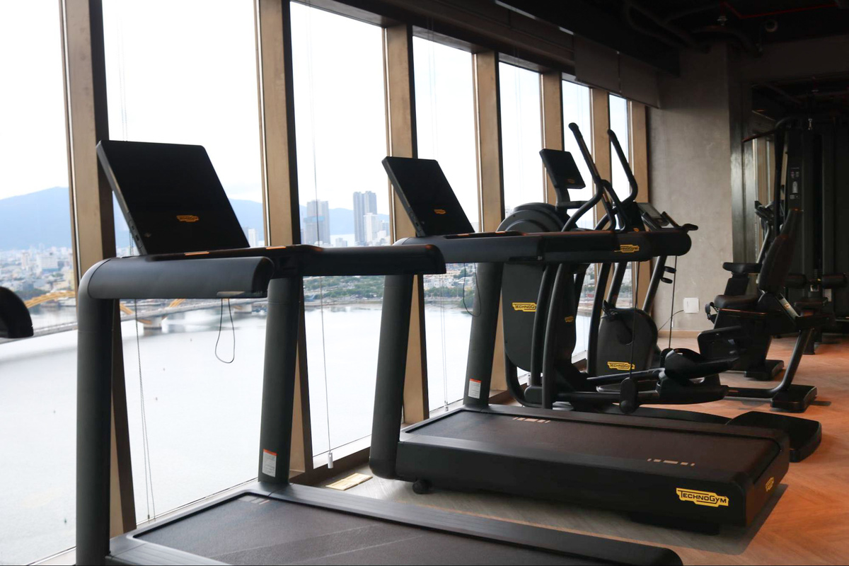 最新のTECHNOGYMマシンを入れた見晴らしの良いジムエリア
