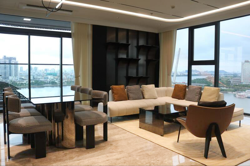 パノラマビューを楽しめるリビングルーム