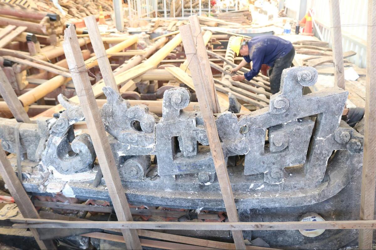 屋根にあった飾りはヒビが入り倒壊の危機のため一から作成。