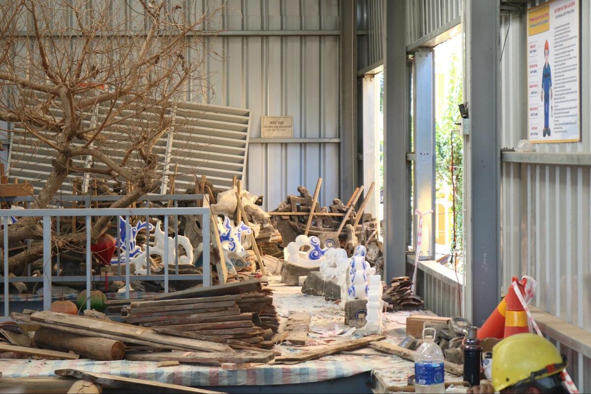 奥にある白と青に塗られた飾りが、新しい屋根飾りとして使用される予定。