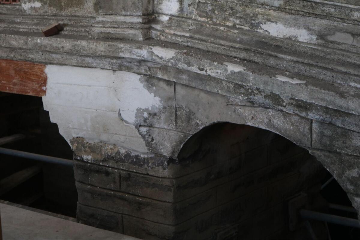 下の石橋部分は手を加えず、石橋下の土台(橋台)部分をコンクリートなどで補強。