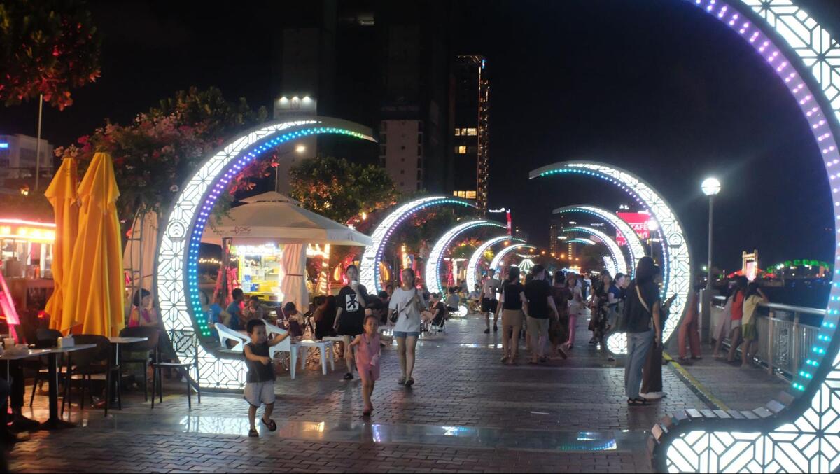 複数のイルミネーションのゲートがあり、全体的に明るい雰囲気