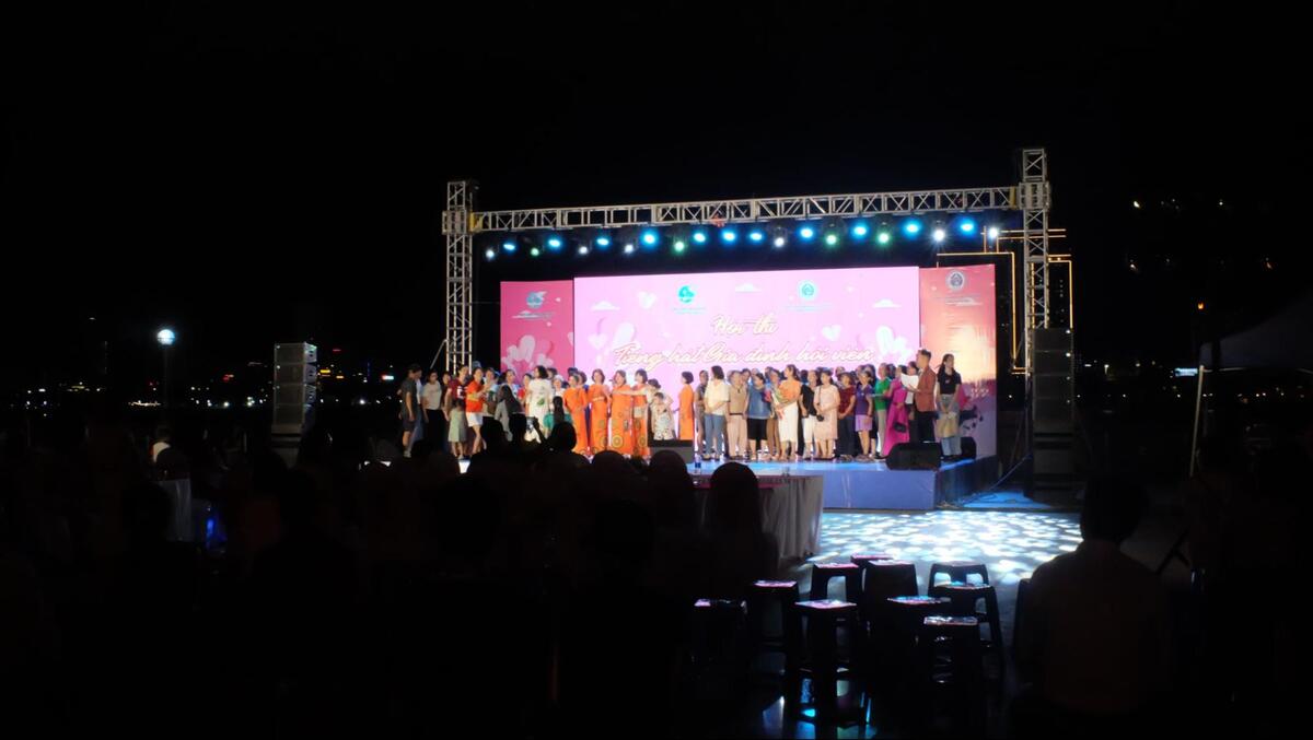 ステージでは定期的にイベントが行われる予定