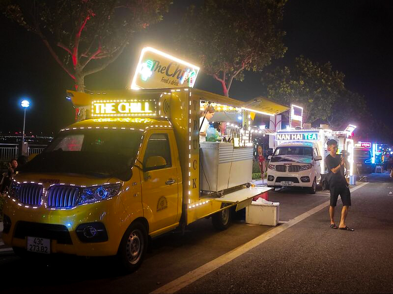 見た目も愛らしいフードトラックが並んでいます