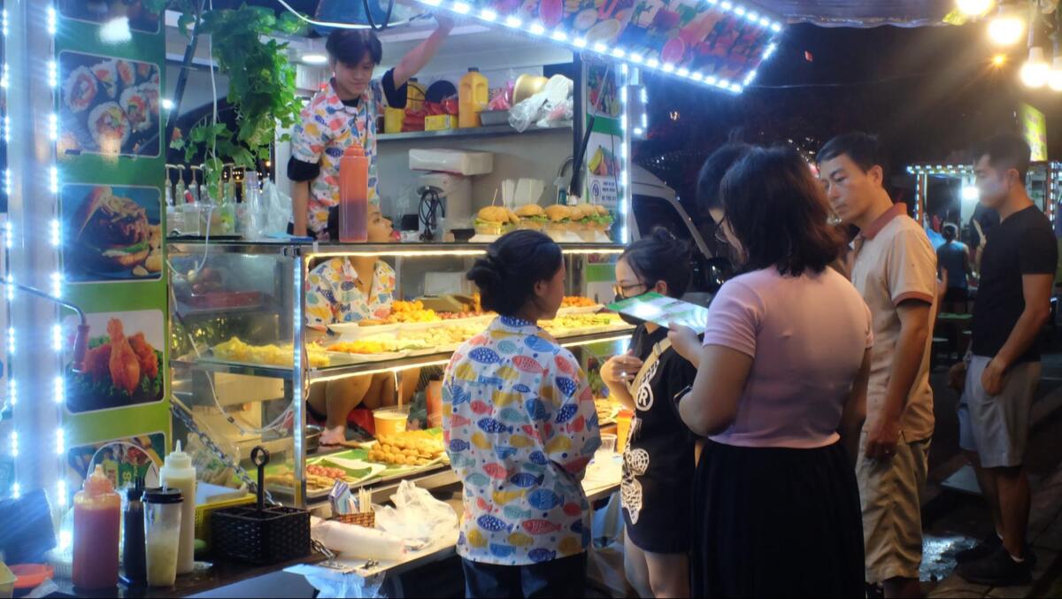 ドリンクを提供するお店がほとんどですが数少ないフードトラックにも人が集中していました