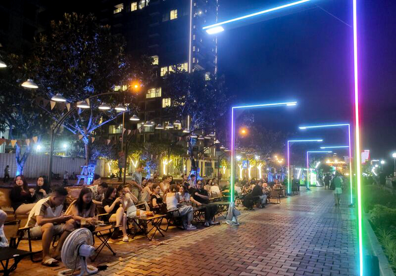 ズラリとカフェの飲食エリアが並んでいる様子