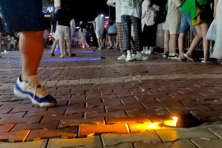 足元のライトは、盛り上がっているので躓きに注意