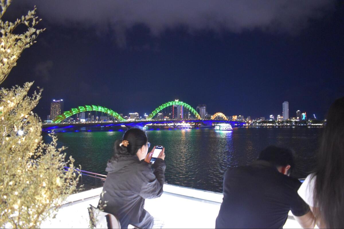 10席程度ある二階席は満員で川沿いの景色を楽しめます