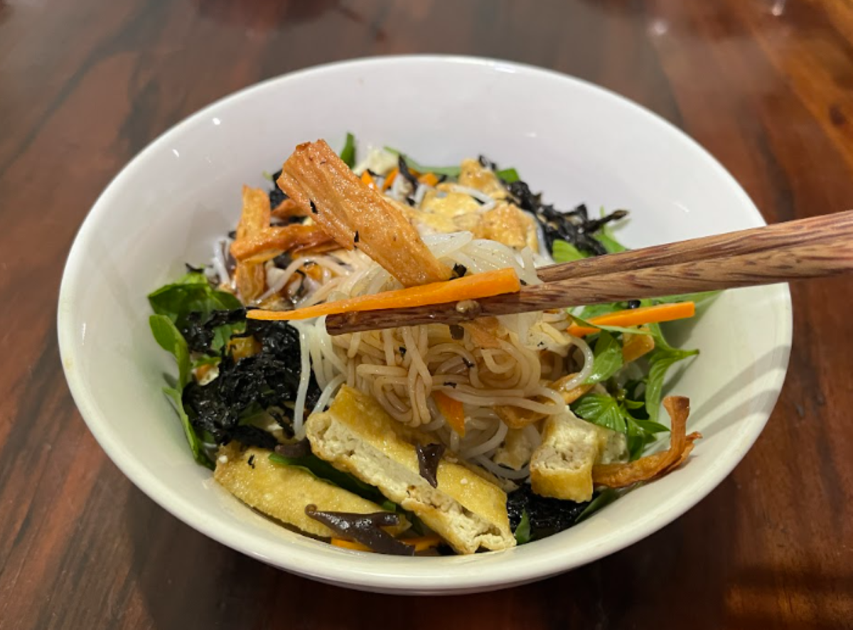 ベトナムの菜食の日によく食べるベジタリアン家庭料理「Bun tron chay」のレシピ