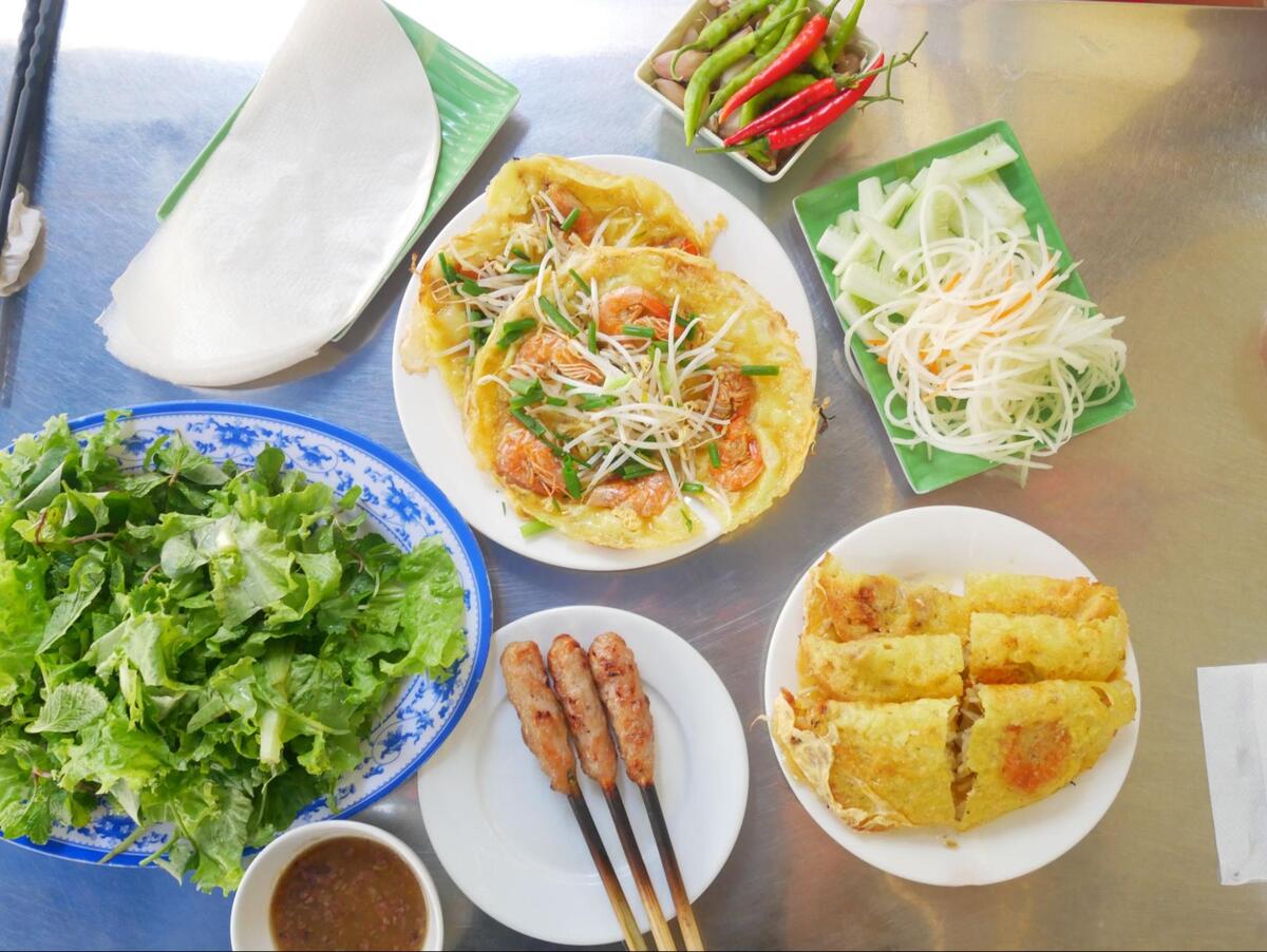 ベトナム風お好み焼き「バインセオ」の食べ方を解説