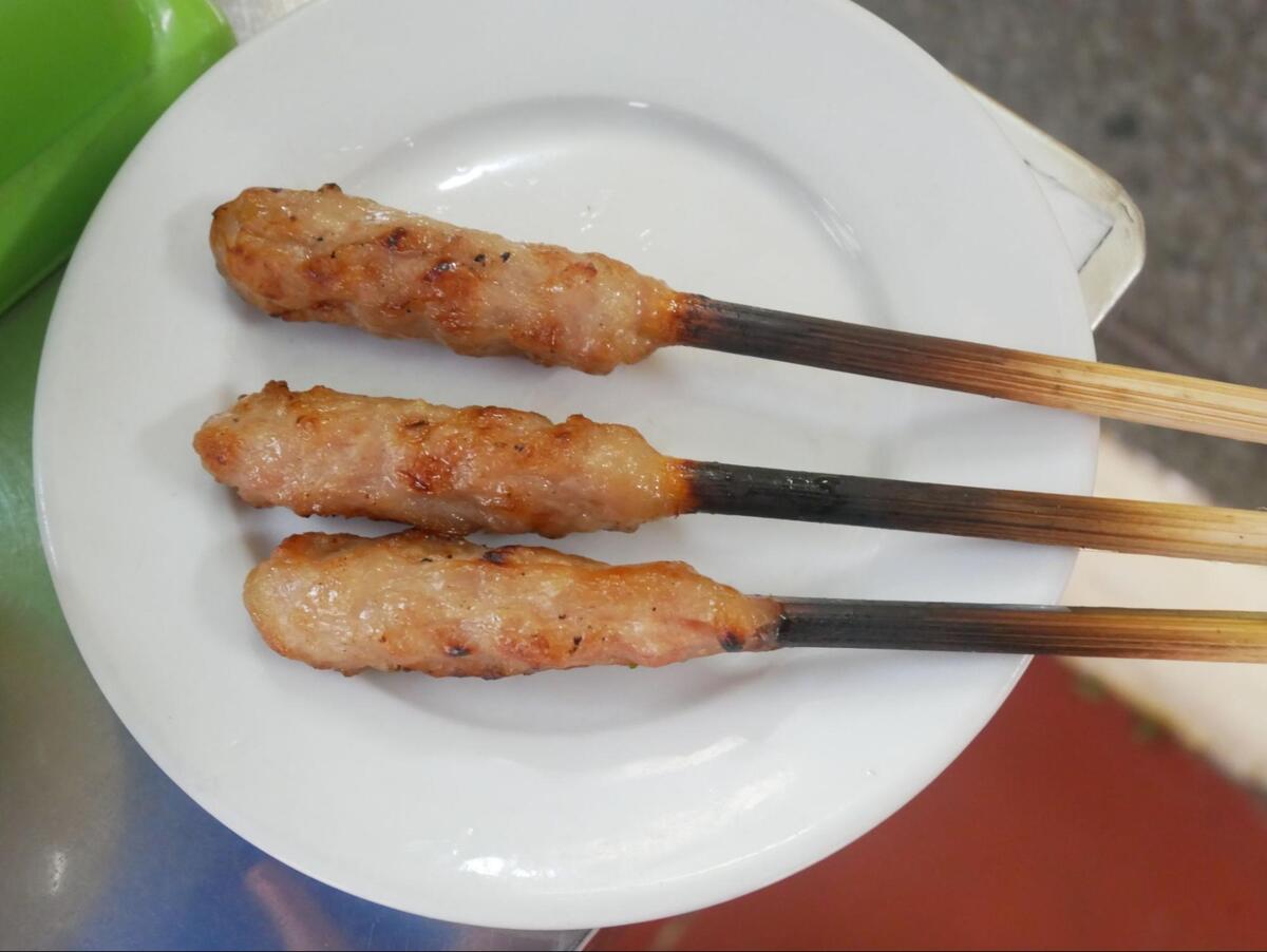 ベトナム中部で食べられるネムルイ（Nem Lui）も一緒に注文しよう