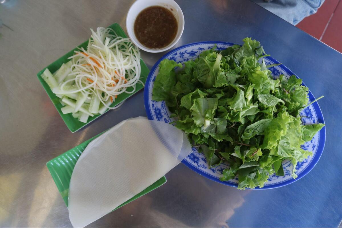 付け合わせのソースと野菜