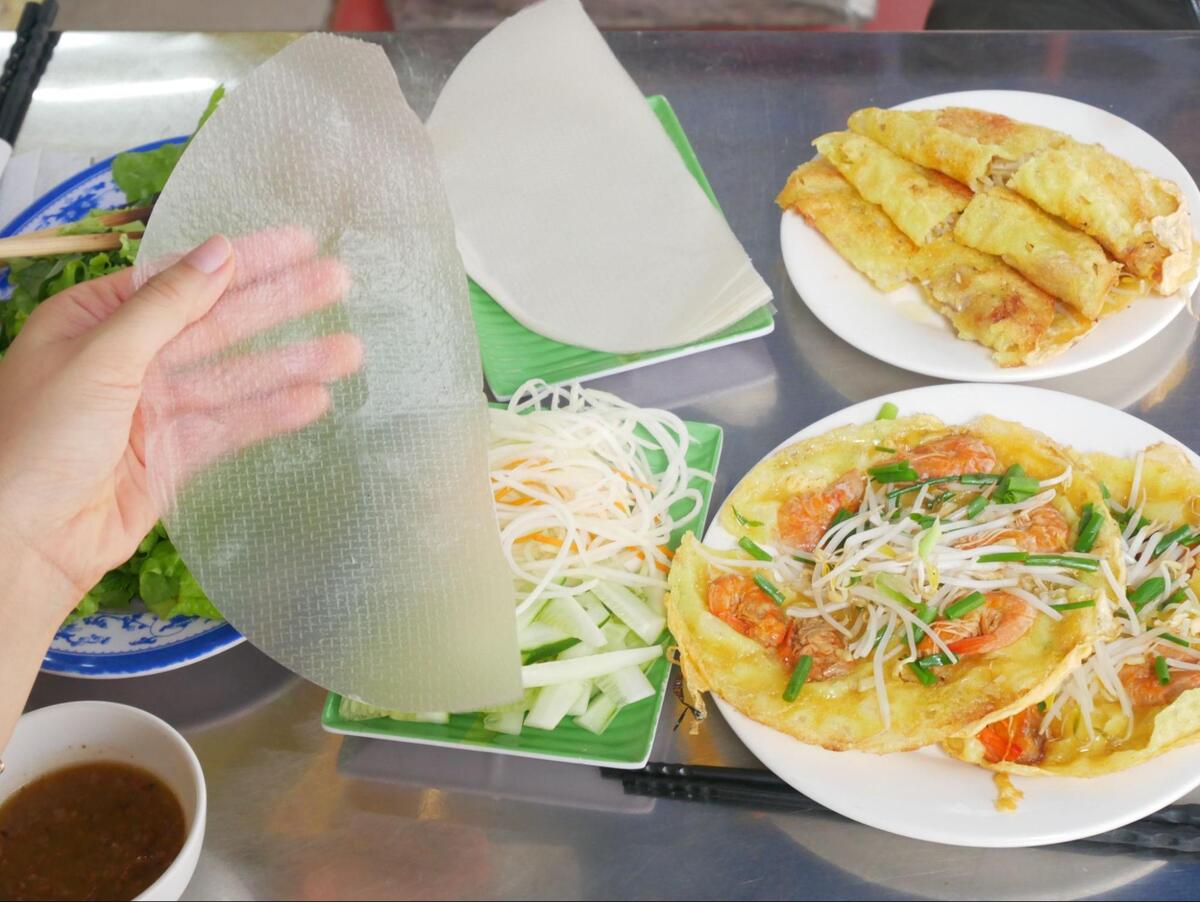 ライスペーパーを１枚手に取る