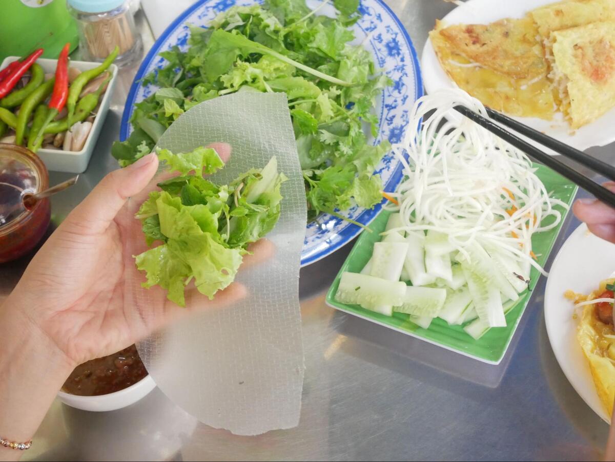 ライスペーパーを1枚手に取り、野菜を置く