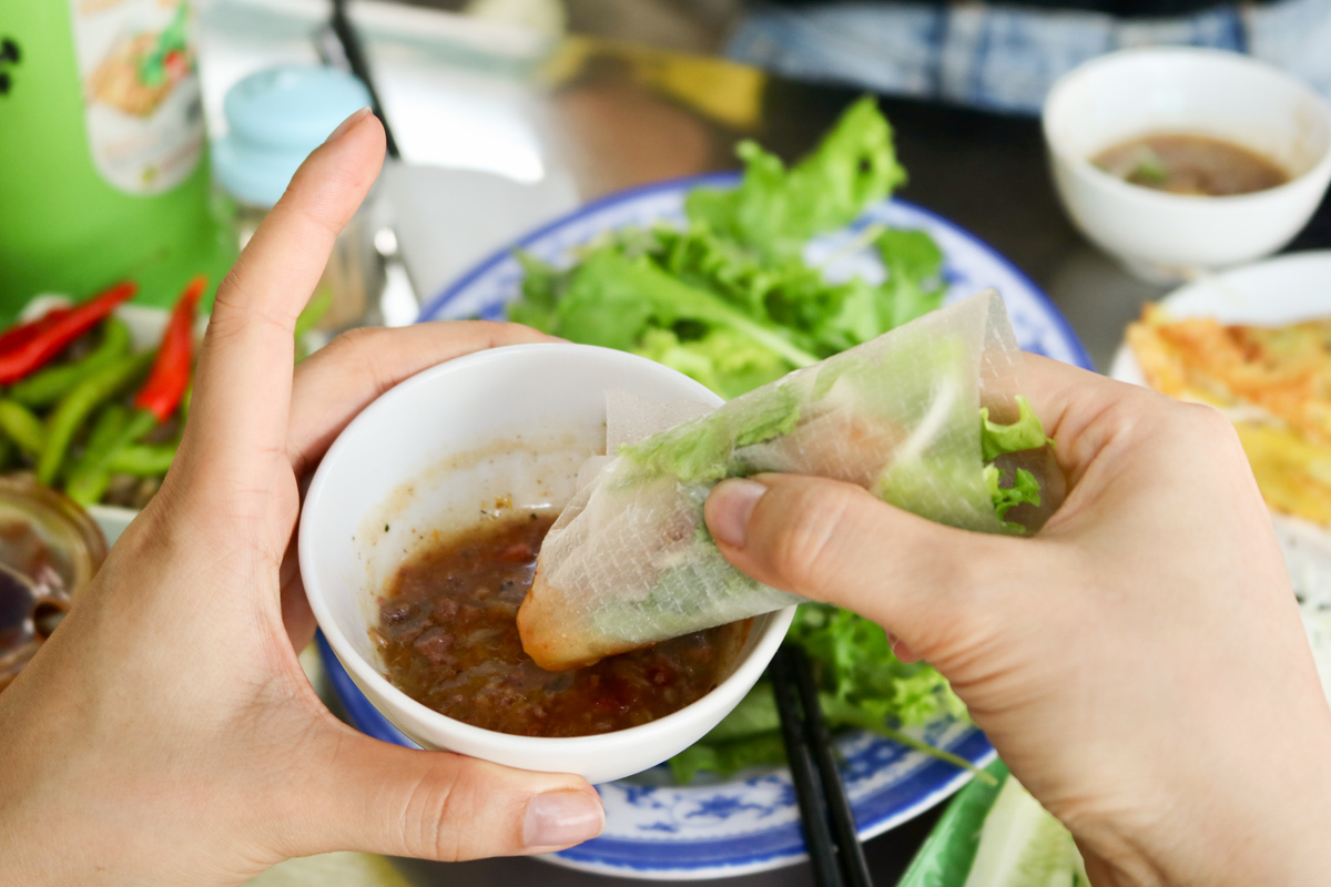 ソースをつけて食べる