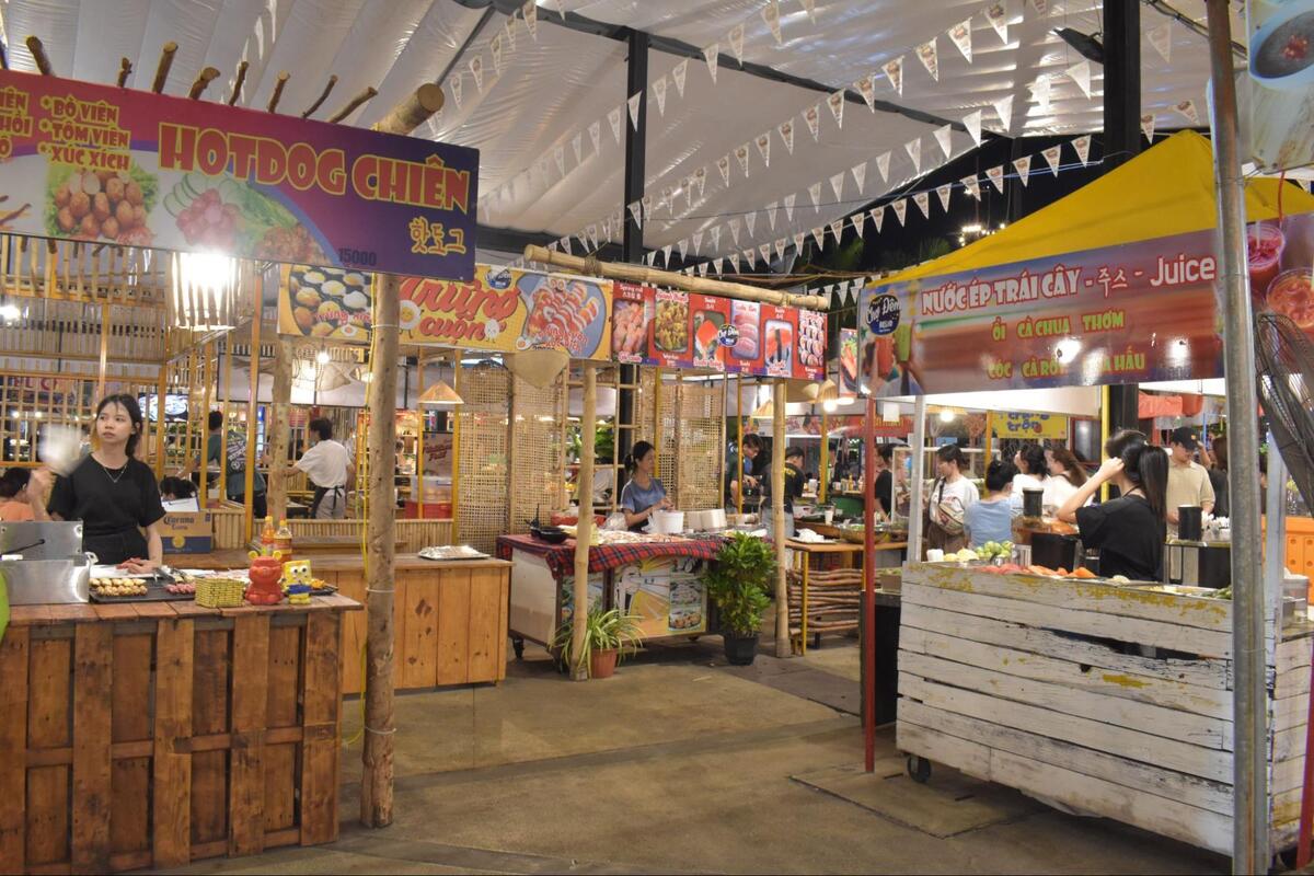 フードコートエリアには屋根もあるので雨天でもお楽しみいただけます