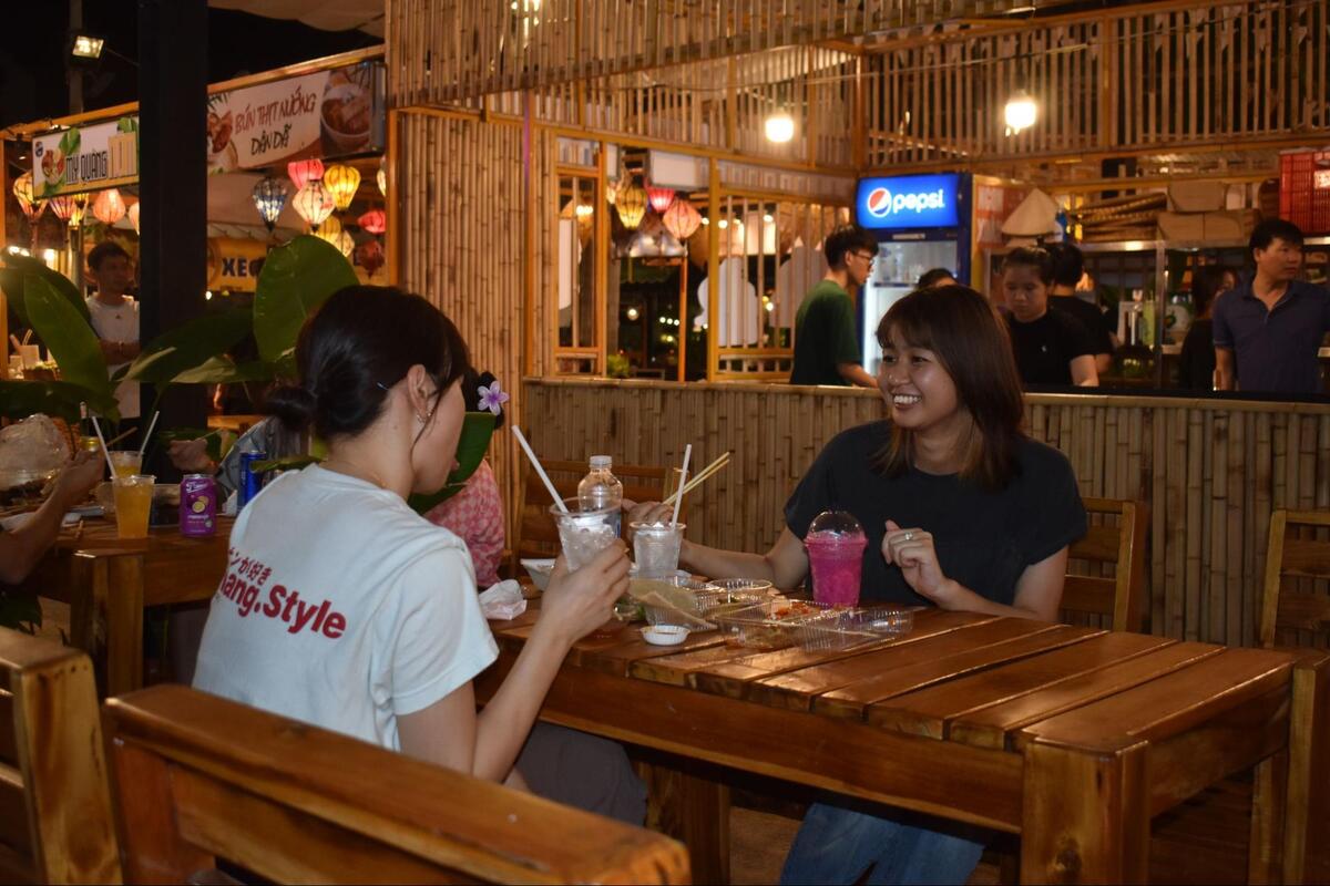 食事後に自分で片づけるが、タイミングが合えば、掃除の人が手伝ってくれます。