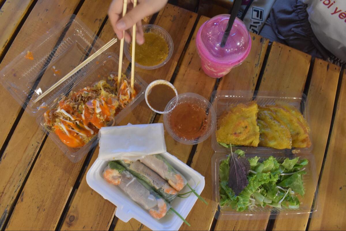 バインセオ45,000VND、生春巻き30,000VND