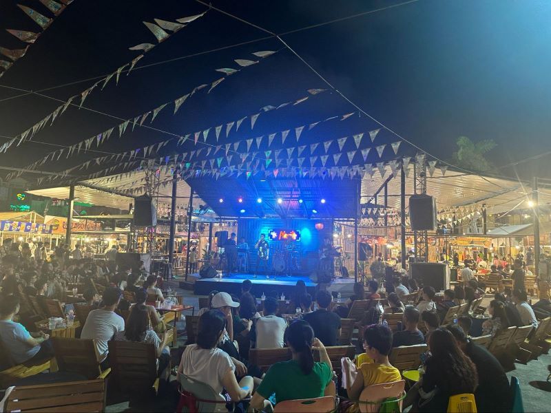 ステージの周りの席は人気なので早めにとっておくのがオススメ