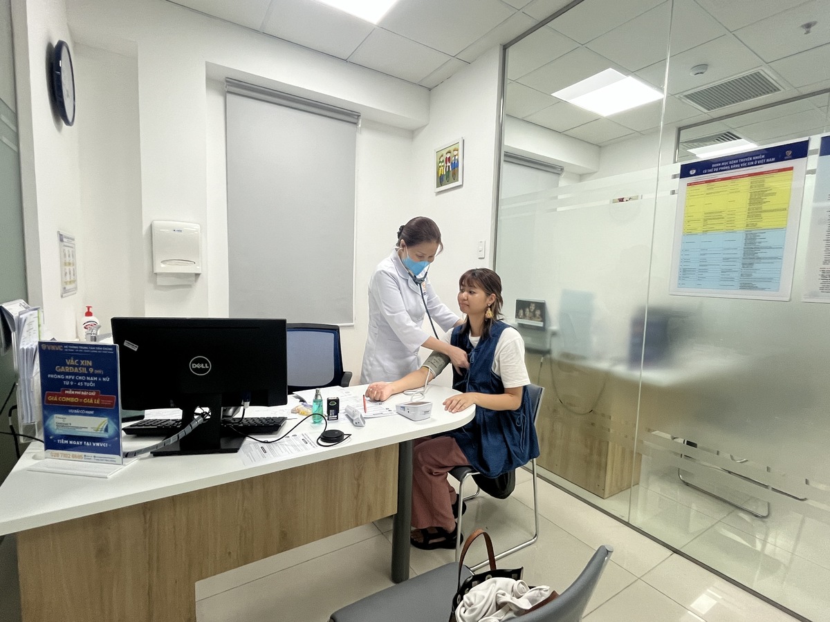 体温、血圧、アレルギー、持病の有無、今まで大きい病気にかかったことがあるか、副作用についてなど細かく診察をしてくれました。