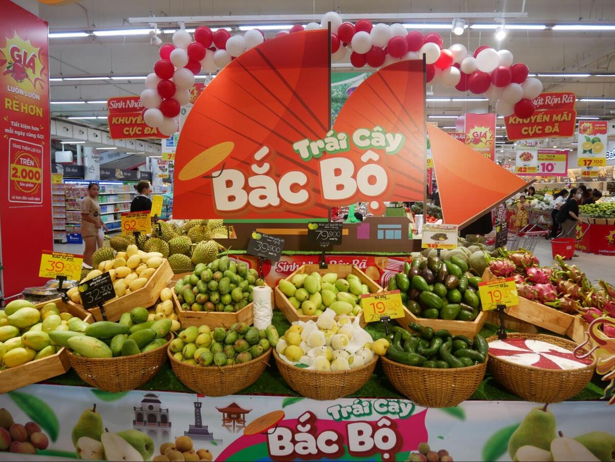 ベトナム産の南国フルーツが並べられています。