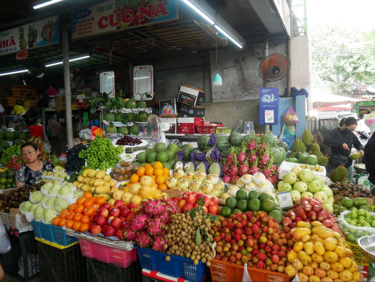 バンレイシ等スーパーやコンビニであまり見られない珍しいフルーツの種類も販売されています。